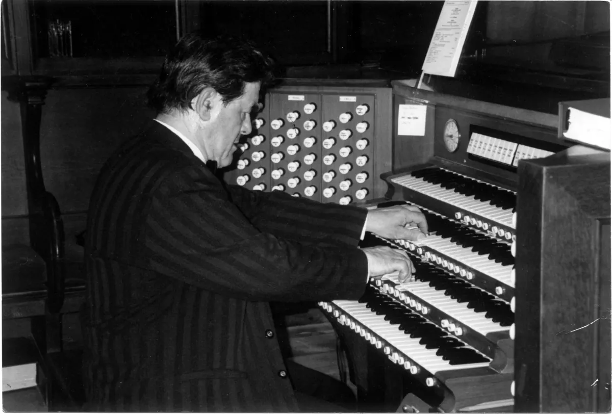 Pierre-Philippe Bauzin à la console d’un grand orgue